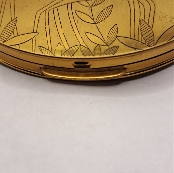 Vntage American Gold Tone Deer design Compact, 1950’s - Picture 7 of 9